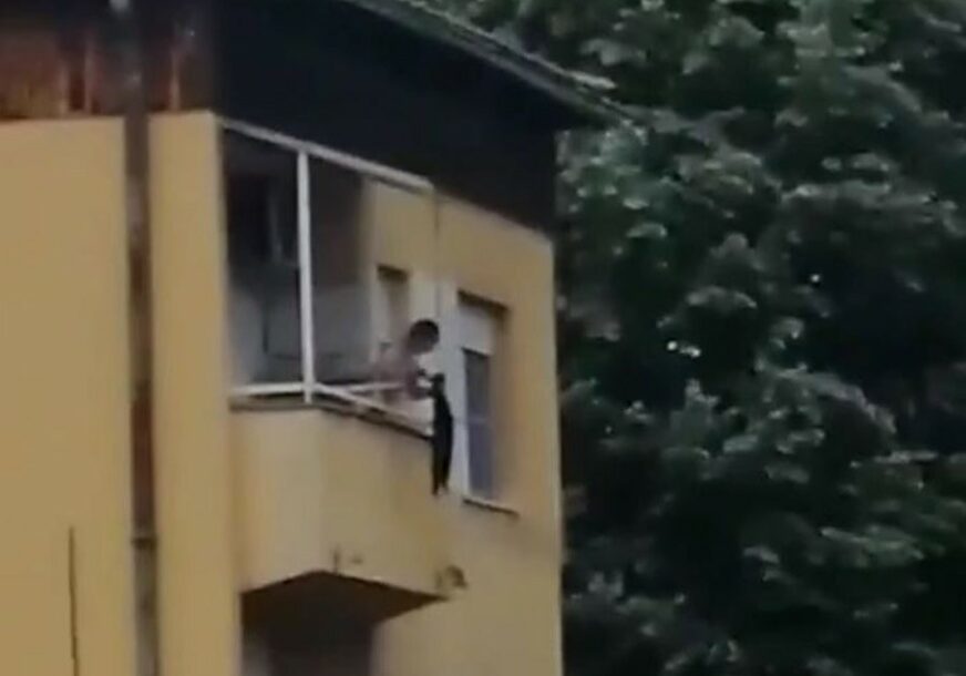 UZNEMIRUJUĆI SNIMAK Mučio mačku, zaklao je, pa bacio sa terase, REAGOVALA POLICIJA (VIDEO)