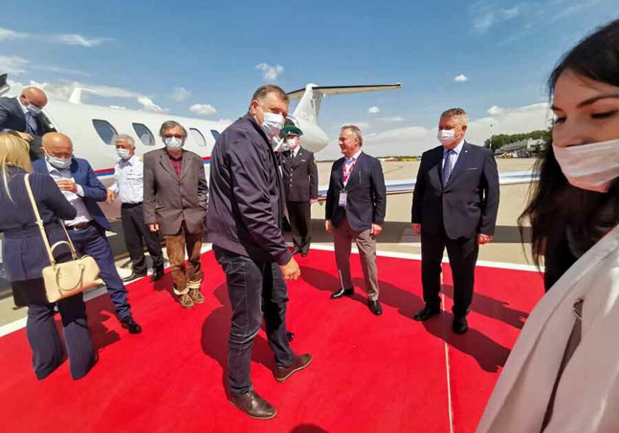 POZVAO GA PUTIN Dodik stigao u Moskvu, dočekala ga ruska delegacija, uz najviše državne počasti