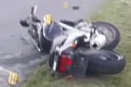 MLADIĆ PODLEGAO POVREDAMA Maloljetni motociklista preminuo od posljedica sudara (VIDEO)