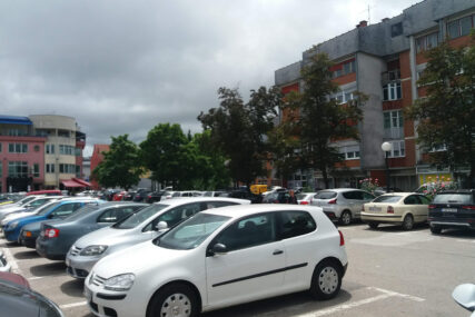 RASTE POTRAŽNJA ZA PARKINGOM Najviše vole da se parkiraju u centru Prijedora