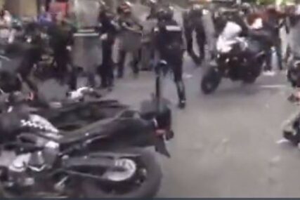 UZNEMIRUJUĆI SNIMAK Demonstrant zapalio policajca tokom protesta (VIDEO)