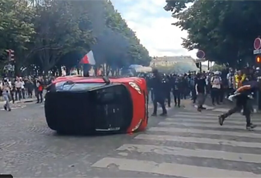 NEMIRI NA DEMONSTRACIJAMA Policija ispalila suzavac na okupljene (VIDEO)