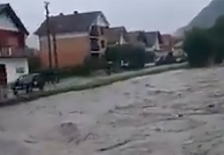 DRAMA U SRBIJI Zbog izlivanja rijeka obustavljen saobraćaj, razmišlja se i o EVAKUACIJI (VIDEO)