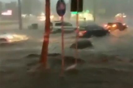GRADOM TEKU RIJEKE Šokantni snimci sa poplavljenih ulica u Beogradu (VIDEO)