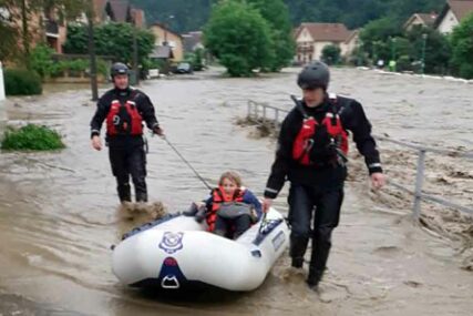 DRAMA ZBOG OBILNIH KIŠA Policija spasava građane iz poplavljenih kuća, evakuisana 71 osoba