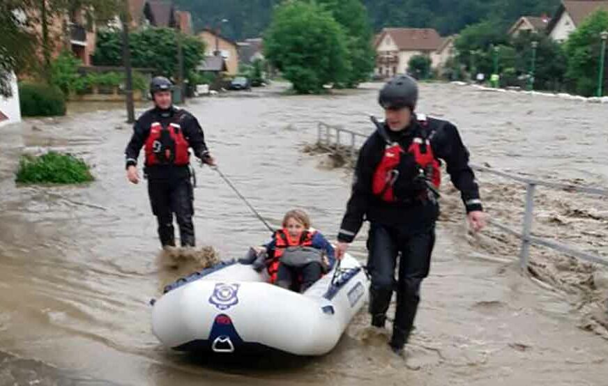 DRAMA ZBOG OBILNIH KIŠA Policija spasava građane iz poplavljenih kuća, evakuisana 71 osoba