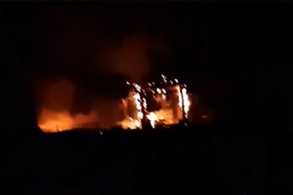 BEBU HVATALI DOK JE OTAC BACAO IZ VATRE Vatrogasci spasli četiri osobe iz požara usred noći (VIDEO)