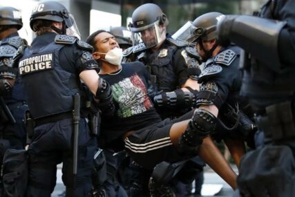 NA METI I DJECA Policajci na protestima u SAD tuku i gaze sve pred sobom (VIDEO)