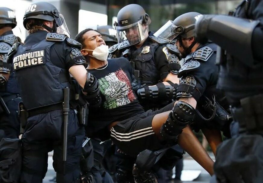 Crnac NA LEĐIMA NOSI povrijeđenog bijelca: Emotivan prizor tokom NASILNIH PROTESTA (FOTO)