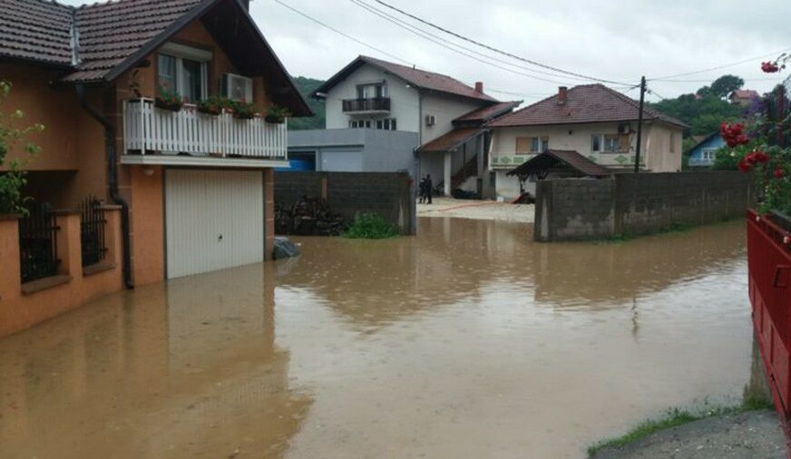 BITKA S VODOM Poplavljeno više od 20 domaćinstava, pokrenuta klizišta u tri MZ u Zvorniku (FOTO)
