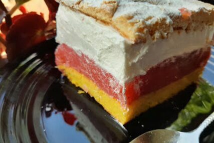 Pravo osvježenje za TOPLE DANE: Kremasta voćna torta sa jagodama