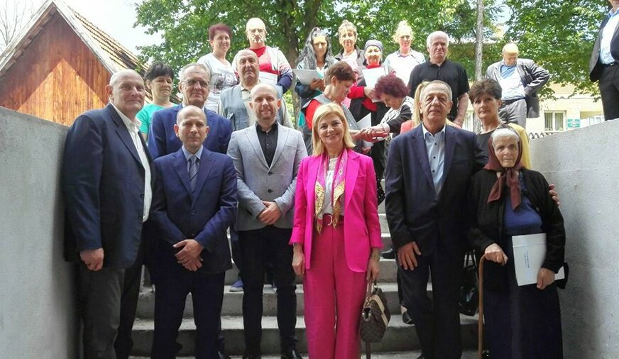 DOM ZA DESET PORODICA Uručeni ključevi stanova korisnicima alternativnog smještaja u Rudom