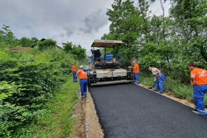 POBOLJŠAN KVALITETA ŽIVOTA U RURALNOM PODRUČJU Vlada Srpske finansirala novi asfalt u Peljavama kod Lopara