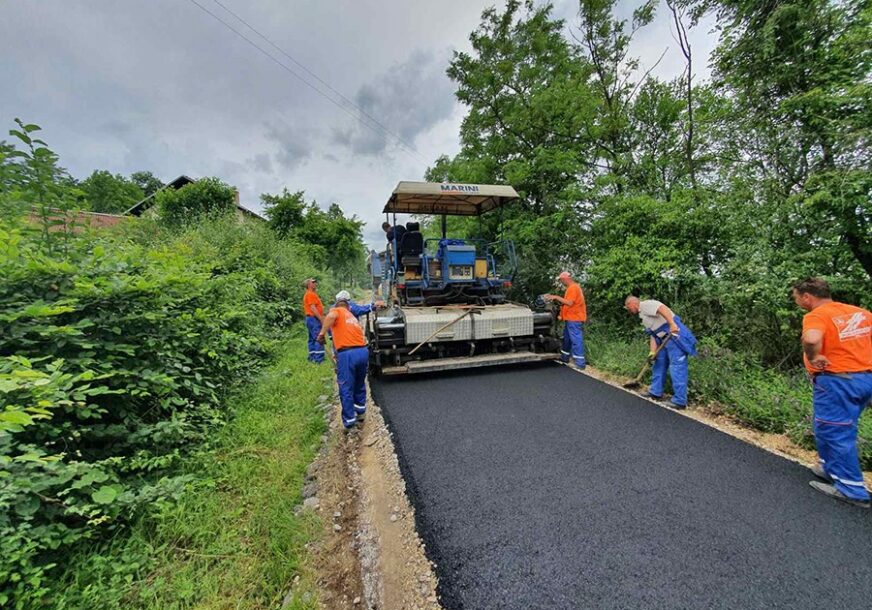 POBOLJŠAN KVALITETA ŽIVOTA U RURALNOM PODRUČJU Vlada Srpske finansirala novi asfalt u Peljavama kod Lopara