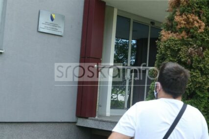 SIPA U AGENCIJI ZA LIJEKOVE BiH Inspektori u Banjaluci izuzimaju dokaze za aferu RESPIRATORI (FOTO)