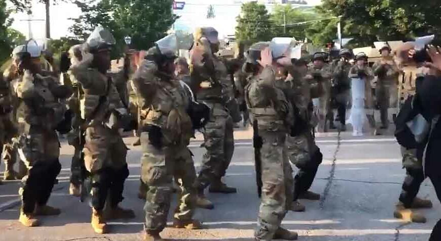 OVAJ SNIMAK RADO GLEDA CIJELI SVIJET Vojska plesala s demonstrantima, orila se “Marakana”