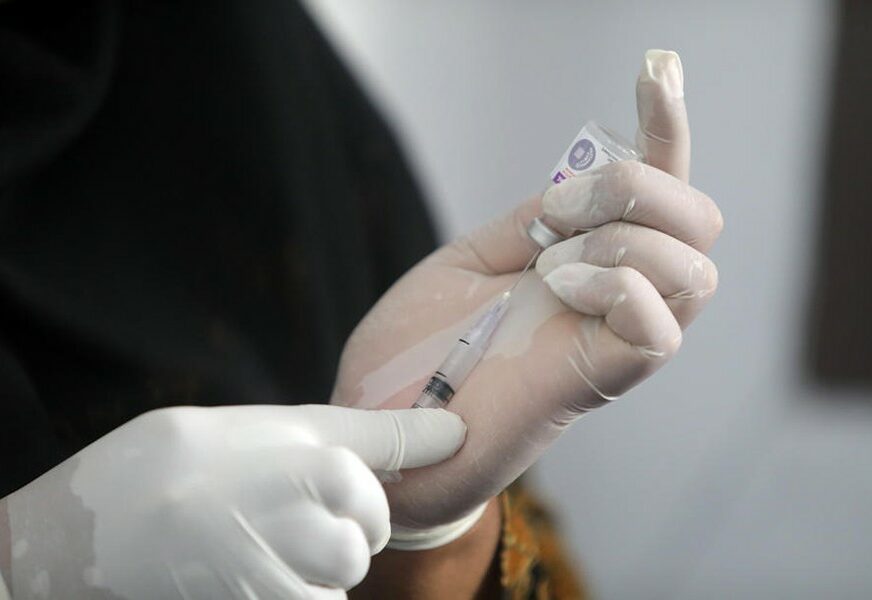 300 LJUDI DOBIĆE EKSPERIMENTALNI LIJEK U Velikoj Britaniji počelo testiranje vakcine za COVID-19