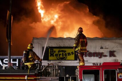 KALIFORNIJA U VATRI Širi se razorni požar, evakuacija naselja u toku