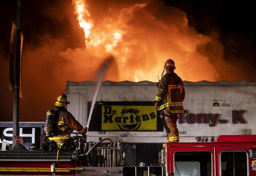 KALIFORNIJA U VATRI Širi se razorni požar, evakuacija naselja u toku