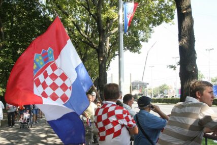 Britanac zapalio hrvatsku zastavu: Određen mu pritvor od mjesec dana