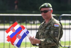 DRAMA U HRVATSKOJ Dvojica Hrvata i Srbin autom "upali" u prostor kasarne, vojnik zamalo izbjegao povrede