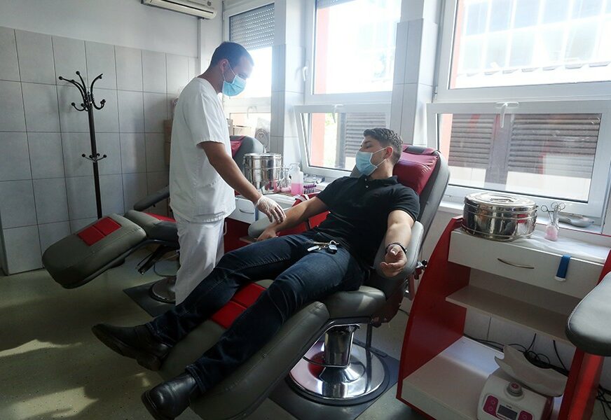 TEČNOST KOJA ŽIVOT ZNAČI  U Šamcu krv darovalo 60 osoba