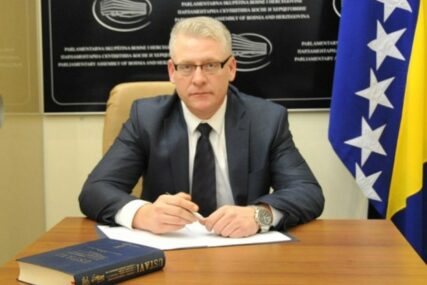 "Varhelji učestvuje u neprijateljskim aktivnostima protiv BiH" DF pozvala Brisel da preduzme mjere protiv komesara za proširenje