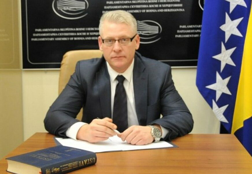 „POPUSTITE MALO PREMA DODIKU“ Poslanik DF tvrdi da je sarajevska „trojka“ intervenisala u OHR za predsjednika Srpske