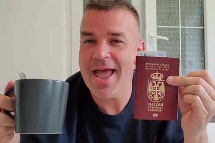 “KONAČNO” Amerikanac dobio srpski pasoš, pa javno pokazao koliko je srećan zbog toga (VIDEO)