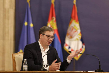 VUČIĆ SE SUSREO SA VARHELJIJEM Tema razgovora nova metodologija pristupanja EU koju je Srbija prihvatila