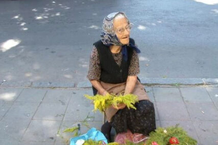 "NEMAM PENZIJU, MORAM DA SE BORIM" Baka Milja ima 96 godina i prodaje vjenčiće na ulici