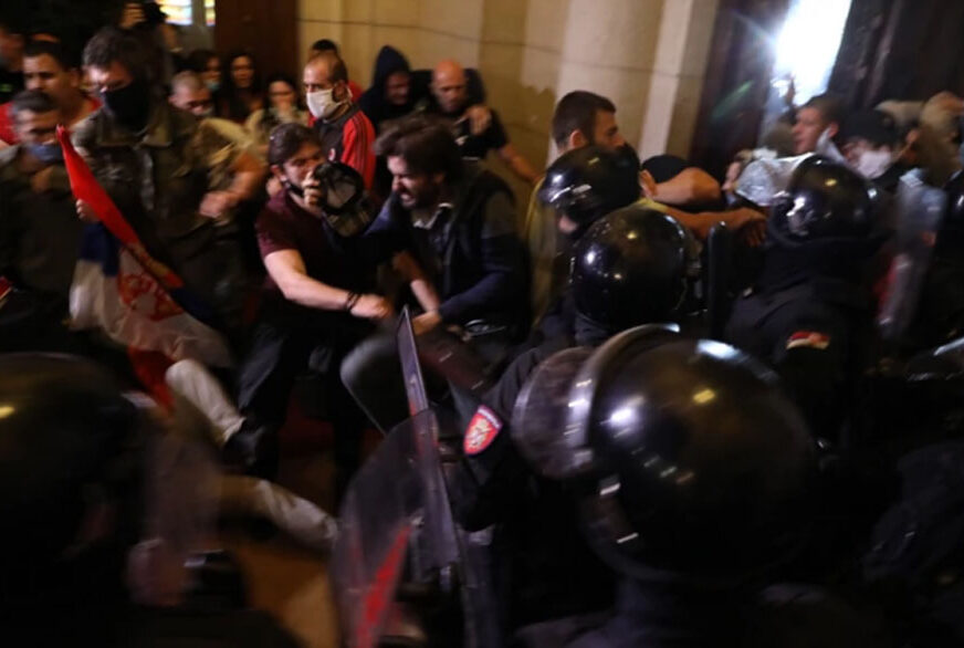 BILANS PROTESTA U BEOGRADU U neredima povrijeđeno 19 policajaca i 17 demonstranata