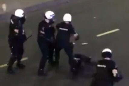 ŠOKANTNO Policajci šutiraju i pendrecima udaraju demonstranta dok LEŽI NA ASFALTU