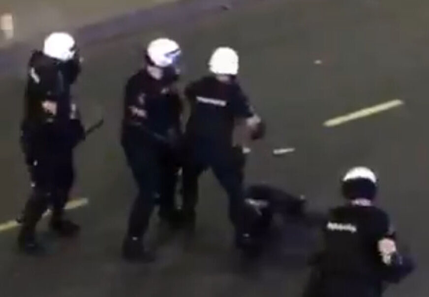 ŠOKANTNO Policajci šutiraju i pendrecima udaraju demonstranta dok LEŽI NA ASFALTU