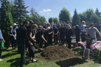 Bobana sahranjena uz BOLNU PJESMU, ono što je njen suprug uradio PARA DUŠU (VIDEO)