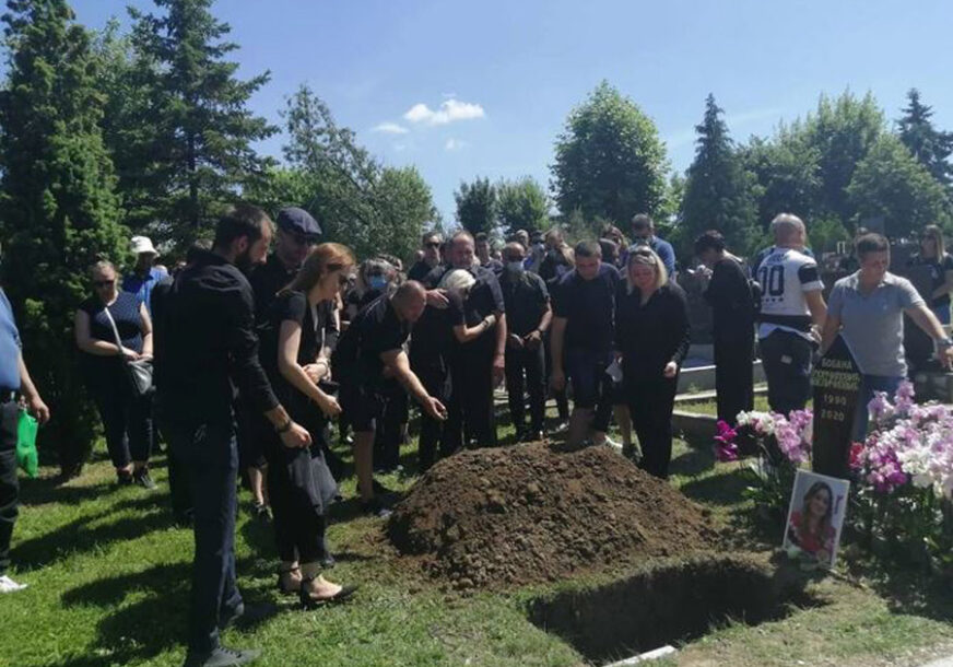 Bobana sahranjena uz BOLNU PJESMU, ono što je njen suprug uradio PARA DUŠU (VIDEO)