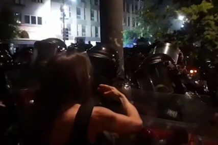 „ŠTA RADITE TO LJUDI“ Žena stala pred štitove na protestima i počela da VIČE NA POLICIJU