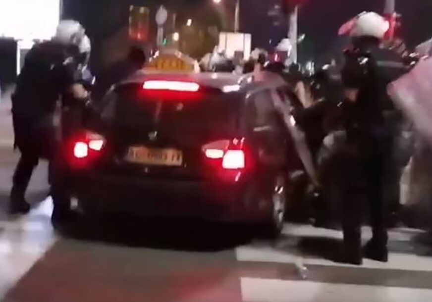VOZILOM SE ZALETIO NA POLICIJU Taksisti koji je pokušao da PROBIJE KORDON određen pritvor (VIDEO)