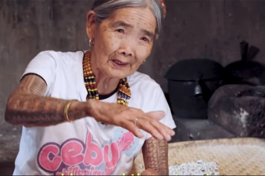 NAJSTARIJI TATU MAJSTOR NA SVIJETU Ima 103 godine i bavi se drevnom tehnikom tetoviranja (VIDEO)