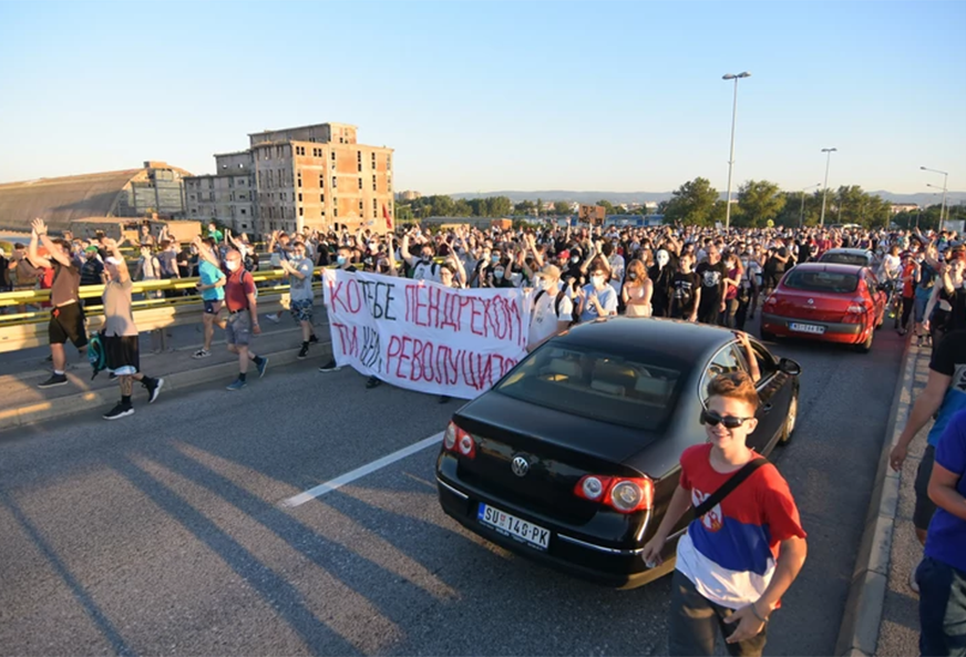 Demonstranti BLOKIRALI isključenje za autoput Beograd-Novi Sad