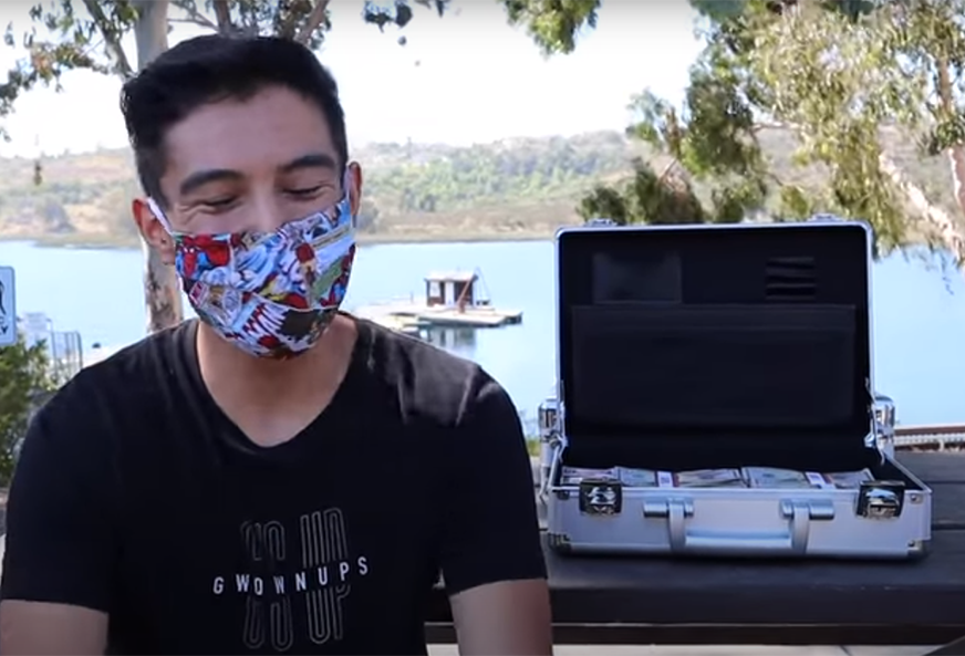 ZBOG NJENE BAHATOSTI POSTAO SLAVAN Ona odbila da nosi masku, on da je usluži, a sada ga TUŽI (VIDEO)
