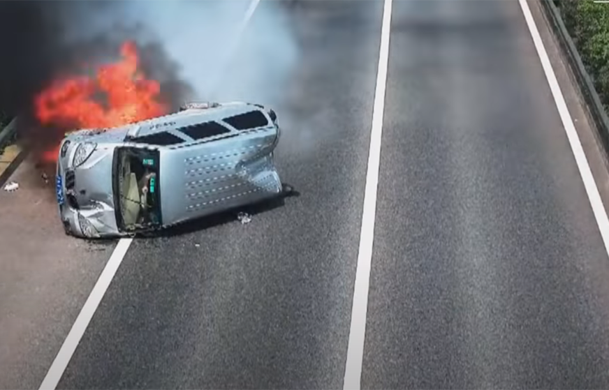 Nepoznati heroj RIZIKOVAO VLASTITI ŽIVOT kako bi spasao troje ljudi iz zapaljenog kombija (VIDEO)