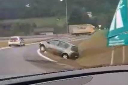 SAOBRAĆAJNA NESREĆA KOD SARAJEVA Udario u saobraćajni znak pa sletio s puta (VIDEO)