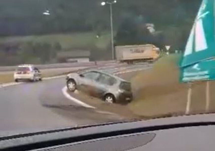 SAOBRAĆAJNA NESREĆA KOD SARAJEVA Udario u saobraćajni znak pa sletio s puta (VIDEO)