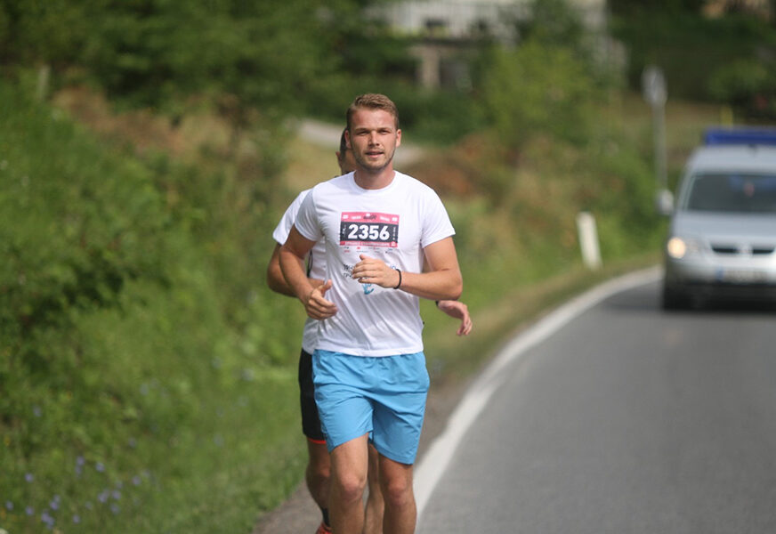 ZA TATJANU I MILANU Stanivuković istrčao polumaraton za oboljele prijateljice (FOTO)