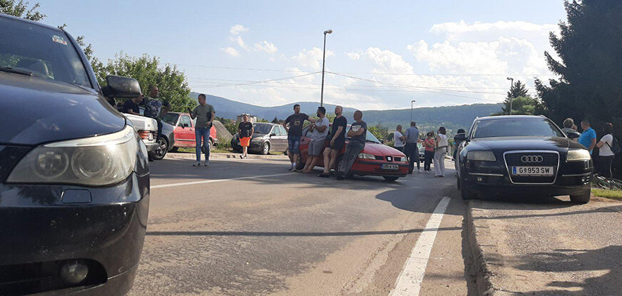 STANOVNICI DRVARA SE OKUPILI ISPRED OPŠTINE Normalizovan saobraćaj prema Bosanskom Petrovcu