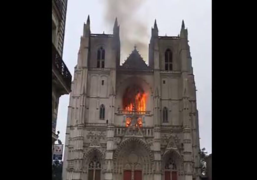 DIM KULJA IZ GRAĐEVINE Gori francuska katedrala iz 15. vijeka, požar gasi 60 vatrogasaca, (VIDEO)