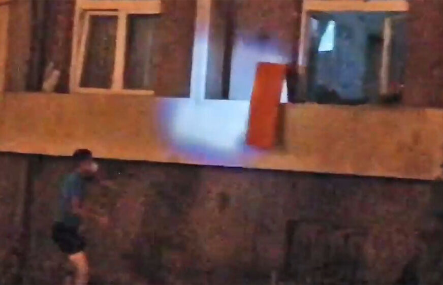 U Kragujevcu ESKALIRAO PROTEST: Razbijeni prozori na STANICI POLICIJE