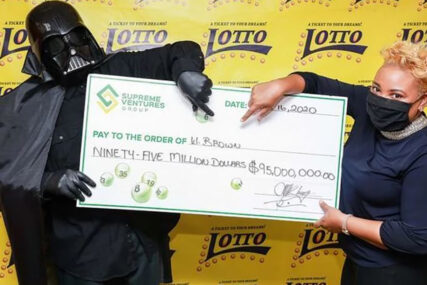 ZAMASKIRAO SE Osvojio džekpot od 95 miliona dolara, pa došao u kostimu da preuzme nagradu (FOTO)