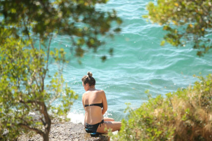 TREND OVOGA LJETA Kupaći kostimi sa trakicama osvajaju žene (FOTO)